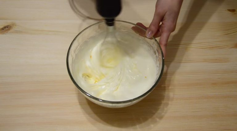 смешиваем белки с желтками