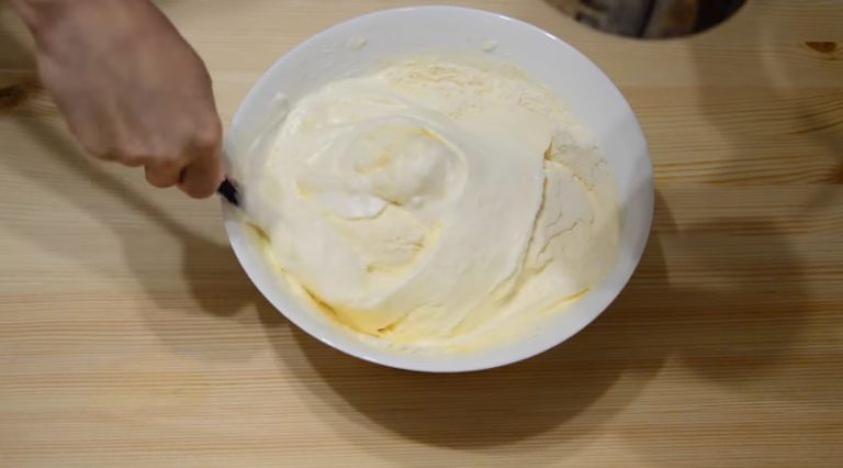 смешиваем все с мукой