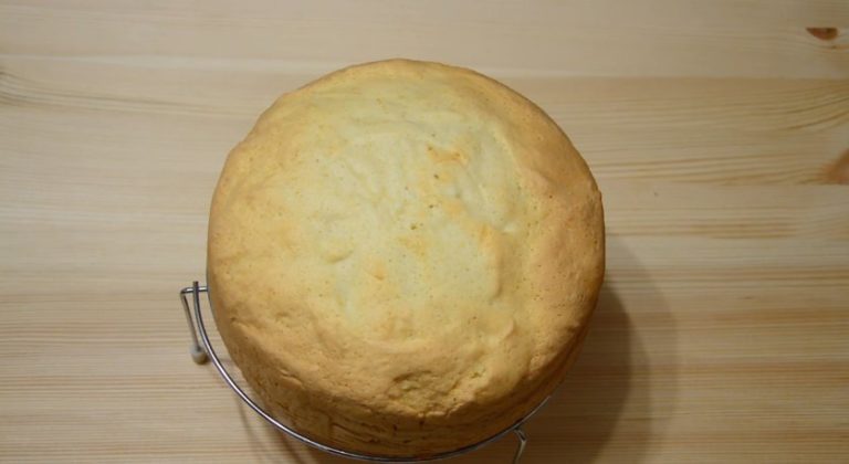 кладем бисквит на решетку