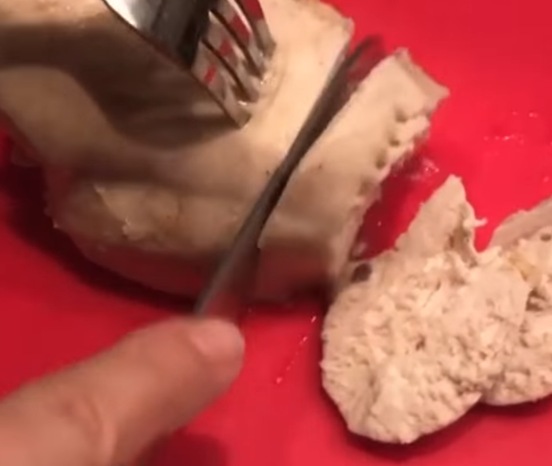 проверяем готовность куриной грудки