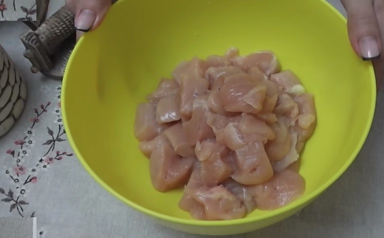 нарезаем курицу