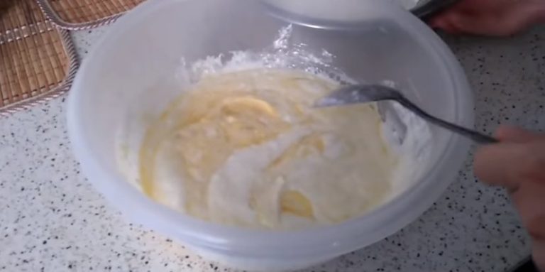 мешаем тесто