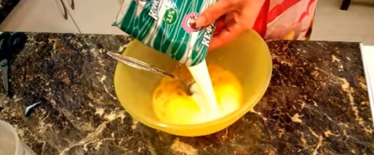 смешиваем кефир с яйцами