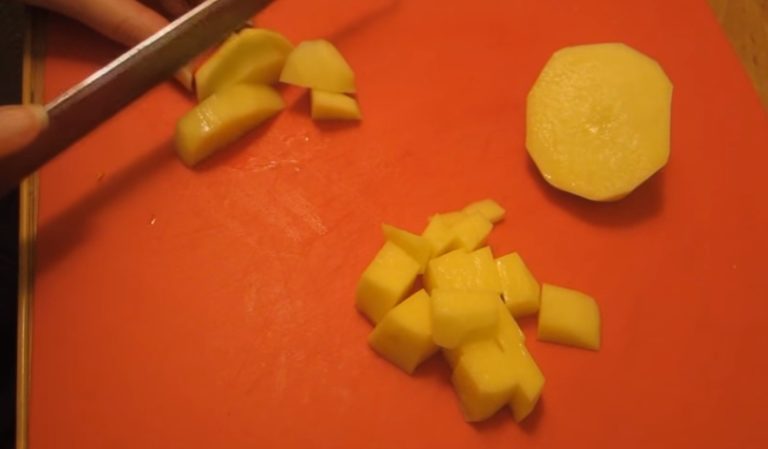режем картофель