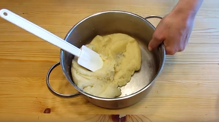 добавляем муку