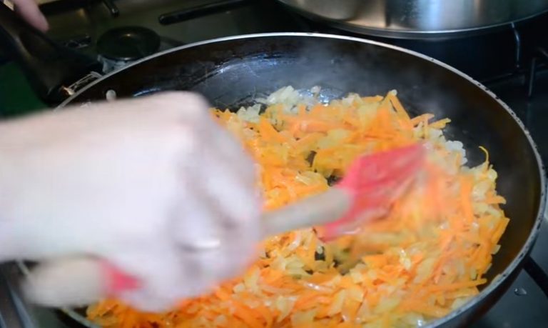 жарим лук и морковь
