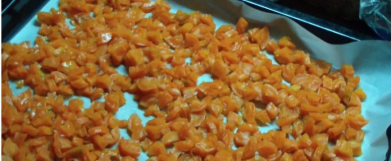 выкладываем морковь на бумагу для выпечки