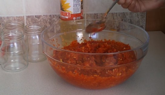 пропускаем аджику через мясорубку