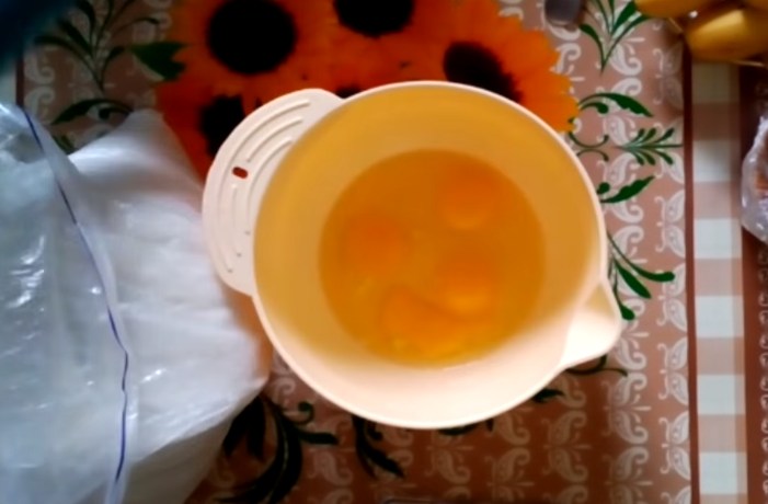 разбиваем яйца