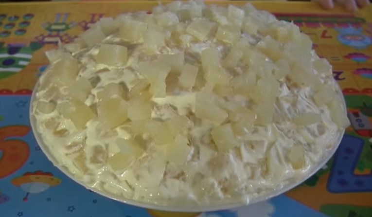 салат с консервированными ананасами и курицей