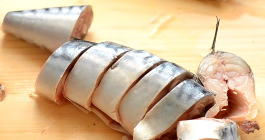 нарезаем скумбрию