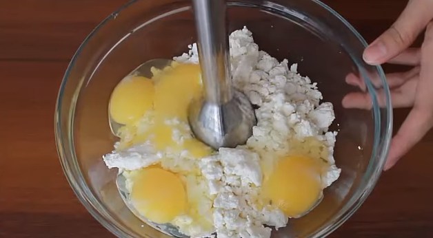 смешиваем творог с яйцами