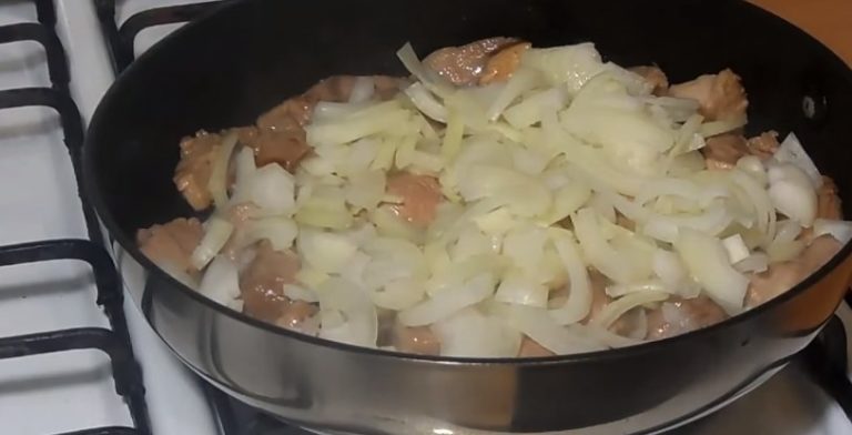 добавляем к свинине лук