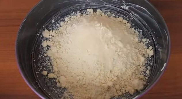 смешиваем маргарин с мукой