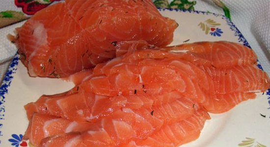 нарезаем рыбу на тонкие кусочки