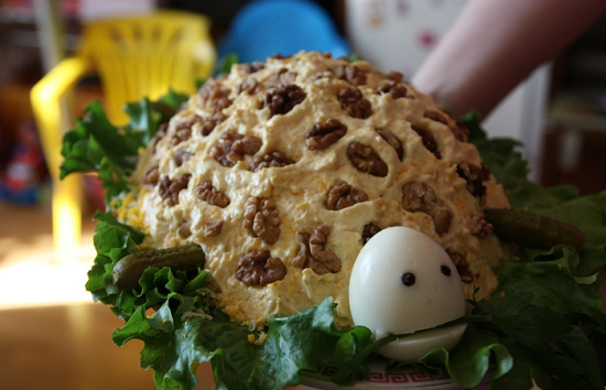 салат черепашка с курицей и грецкими орехами и черносливом