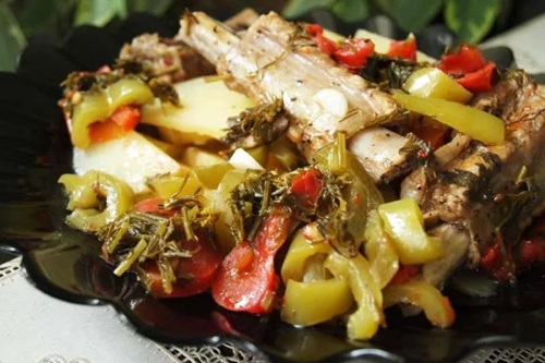 свиные ребрышка с овощами