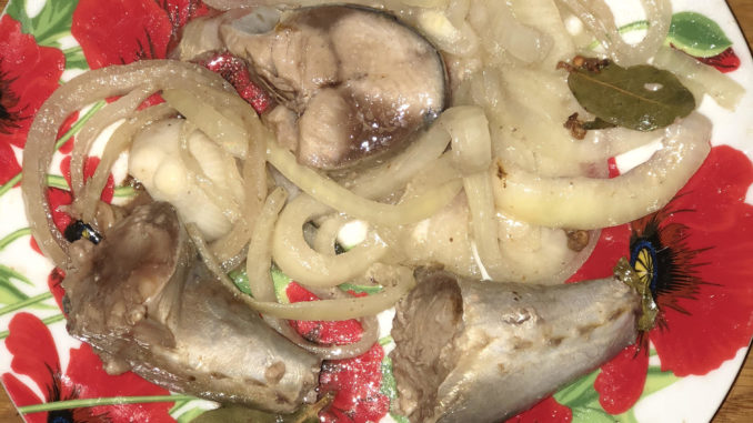 скумбрия маринованная с луком